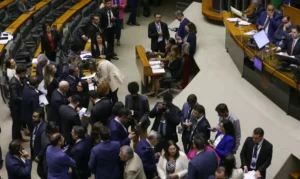 Congresso aprova usar emendas para pagar salários de profissionais da saúde